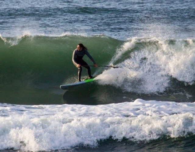 Paddle surf controlando la ola